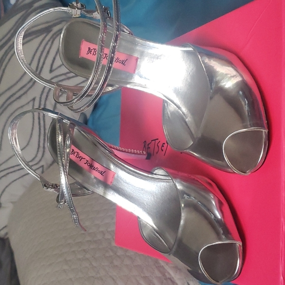 🎀Betsey Johnson Pollyyy Silver Metal Peep toe heels 👠 ♥️ - Picture 2 of 9